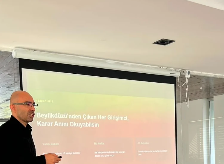 Mehmet Akif Kuşaslan Beylikdüzü Belediyesi SMART WORKS atölyesinde, perdede “Beylikdüzü'nden Çıkan Her Girişimci, Karar Anını Okuyabilsin” slaydı