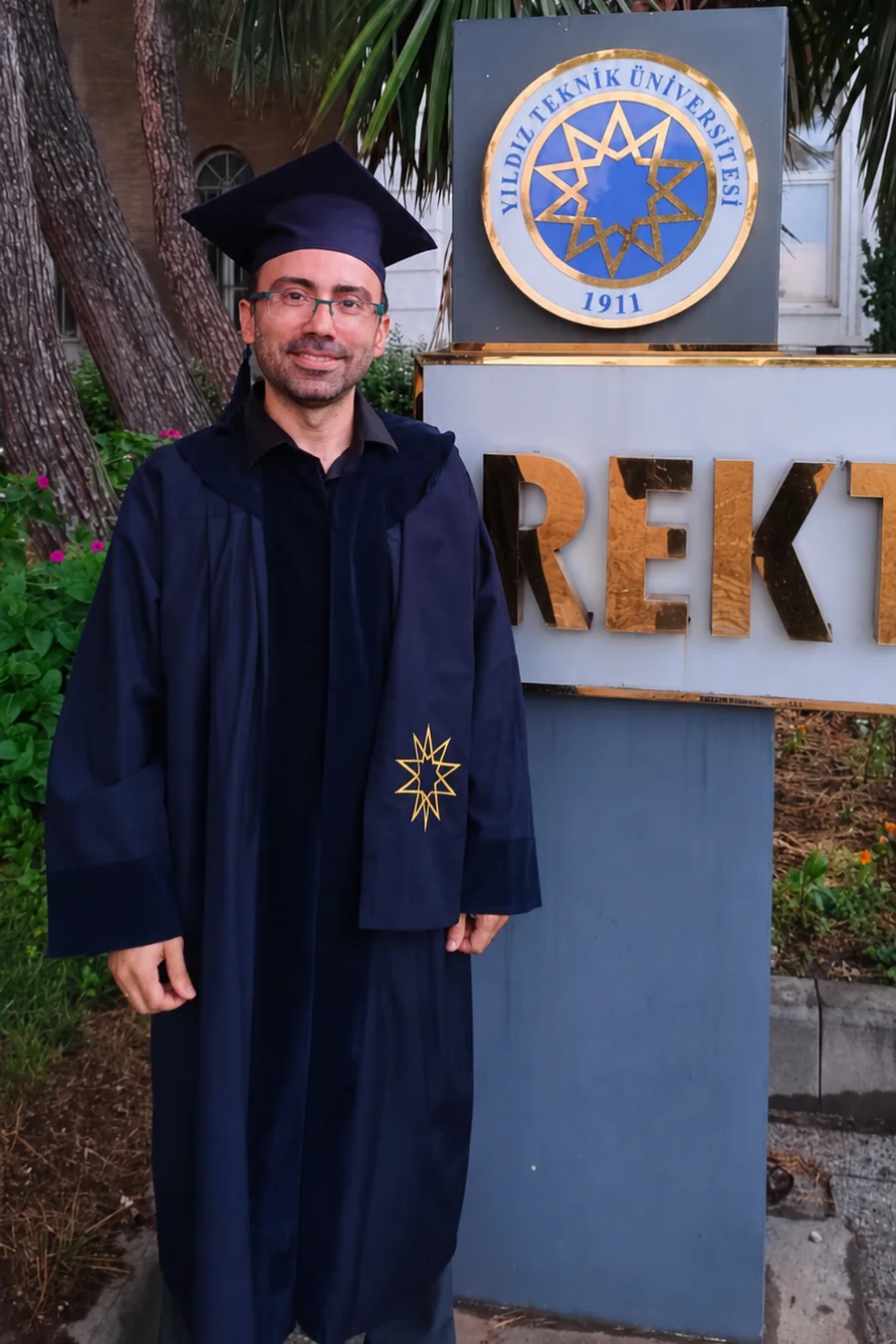 Mehmet Akif Kuşaslan, Yıldız Teknik Üniversitesi Girişimcilik ve İnovasyon MBA mezuniyetinde, rektörlük binası önünde