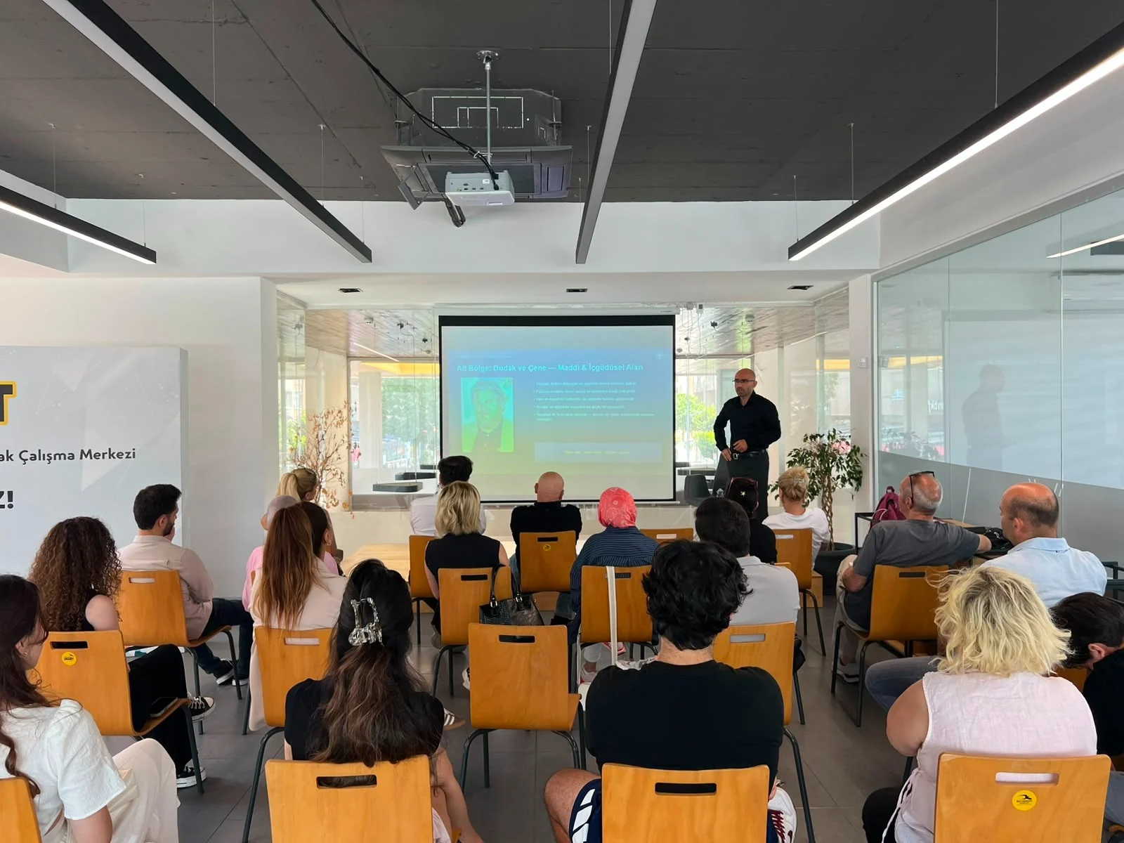 Beylikdüzü SMART WORKS atölyesinde dolu salon; katılımcılar perdeye bakarken